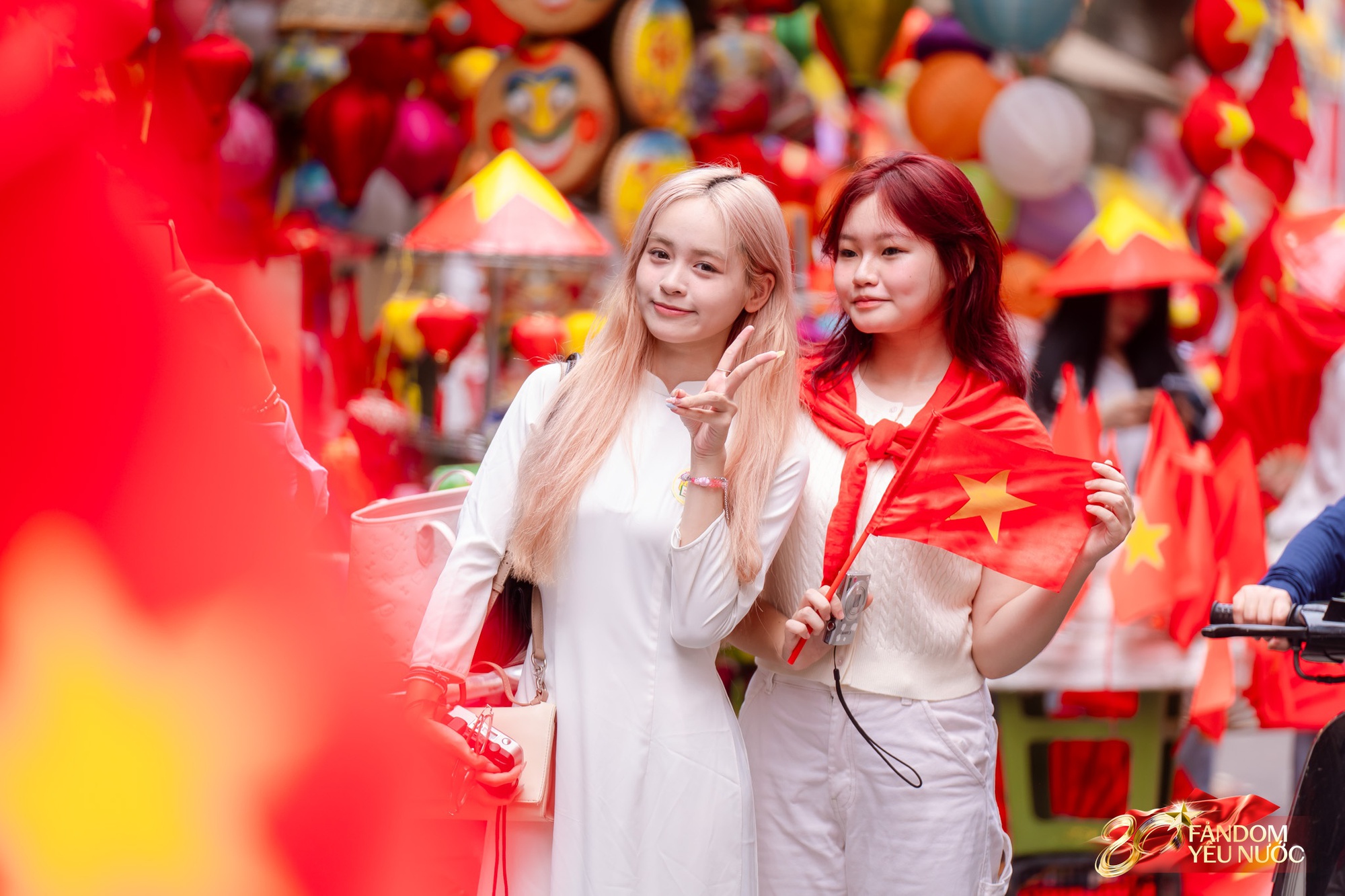 Đếm ngược đến giờ G: Trung tâm Hà Nội rực rỡ sắc cờ, dòng người háo hức giữ chỗ từ sớm để đón xem diễu binh mừng Quốc khánh 2/9- Ảnh 10. Đếm ngược đến giờ G: Trung tâm Hà Nội rực rỡ sắc cờ, dòng người háo hức giữ chỗ từ sớm để đón xem diễu binh mừng Quốc khánh 2/9- Ảnh 10.