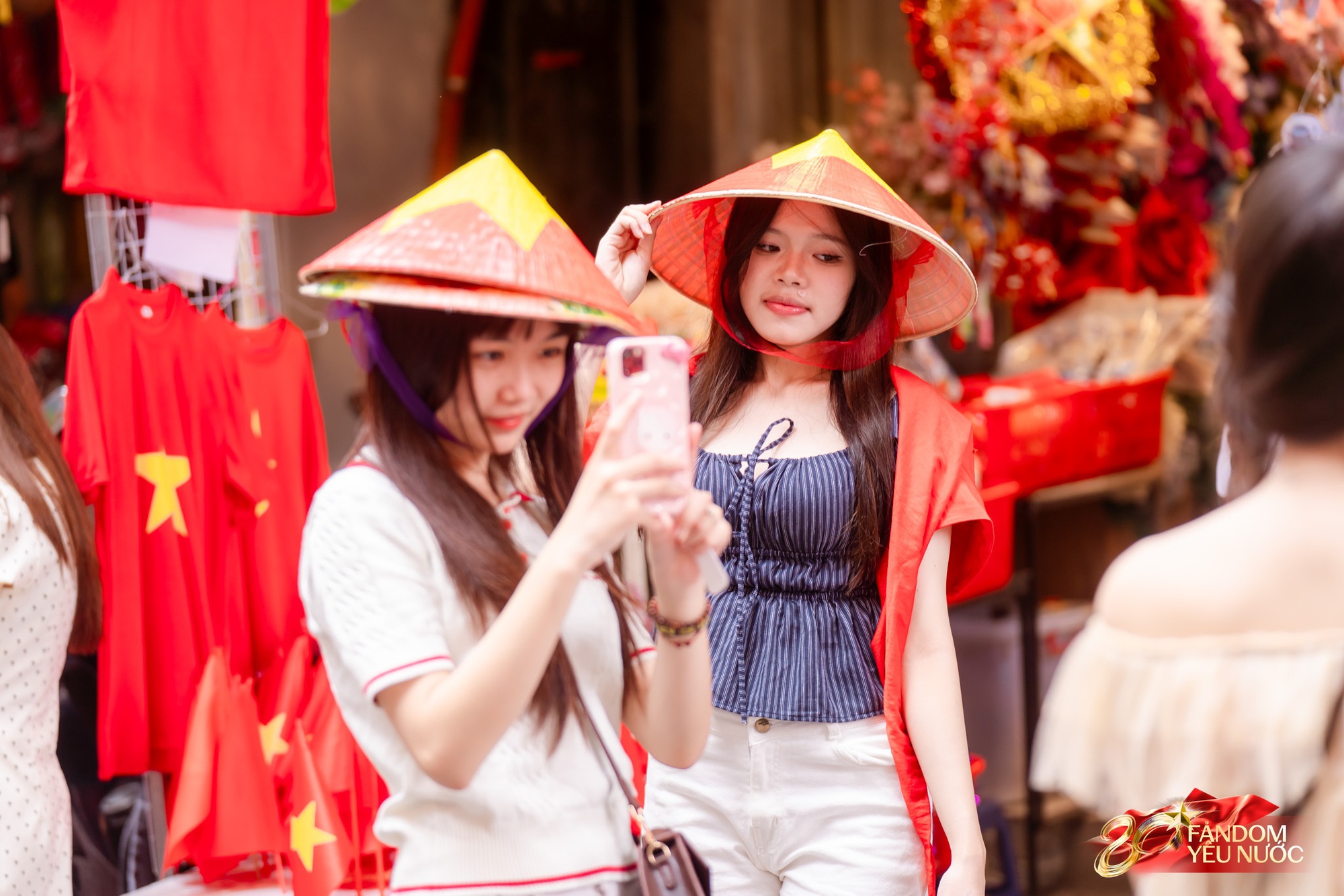 Đếm ngược đến giờ G: Trung tâm Hà Nội rực rỡ sắc cờ, dòng người háo hức giữ chỗ từ sớm để đón xem diễu binh mừng Quốc khánh 2/9- Ảnh 2. Đếm ngược đến giờ G: Trung tâm Hà Nội rực rỡ sắc cờ, dòng người háo hức giữ chỗ từ sớm để đón xem diễu binh mừng Quốc khánh 2/9- Ảnh 2.