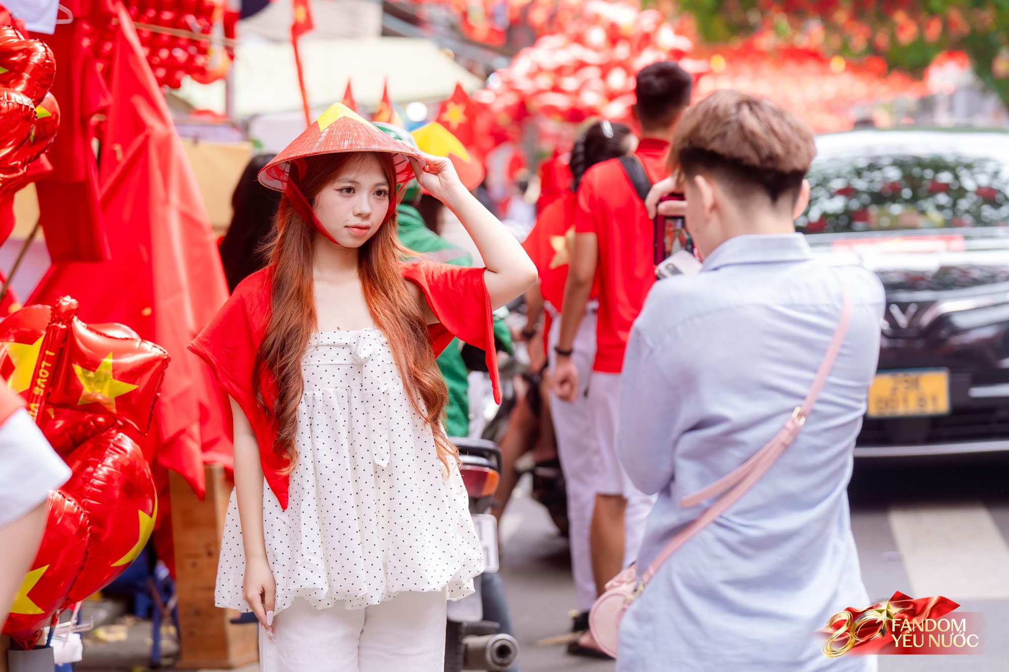 Đếm ngược đến giờ G: Trung tâm Hà Nội rực rỡ sắc cờ, dòng người háo hức giữ chỗ từ sớm để đón xem diễu binh mừng Quốc khánh 2/9- Ảnh 8. Đếm ngược đến giờ G: Trung tâm Hà Nội rực rỡ sắc cờ, dòng người háo hức giữ chỗ từ sớm để đón xem diễu binh mừng Quốc khánh 2/9- Ảnh 8.