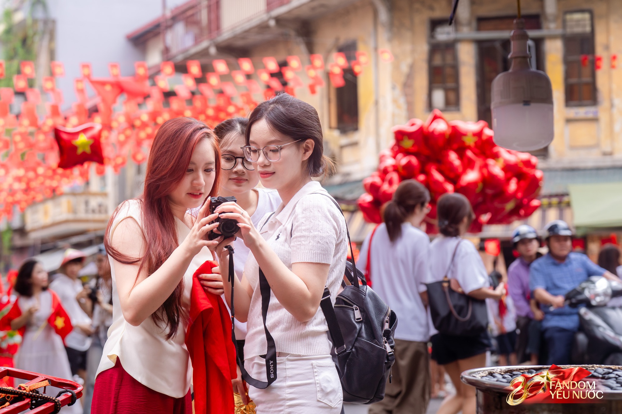 Đếm ngược đến giờ G: Trung tâm Hà Nội rực rỡ sắc cờ, dòng người háo hức giữ chỗ từ sớm để đón xem diễu binh mừng Quốc khánh 2/9- Ảnh 13. Đếm ngược đến giờ G: Trung tâm Hà Nội rực rỡ sắc cờ, dòng người háo hức giữ chỗ từ sớm để đón xem diễu binh mừng Quốc khánh 2/9- Ảnh 13.