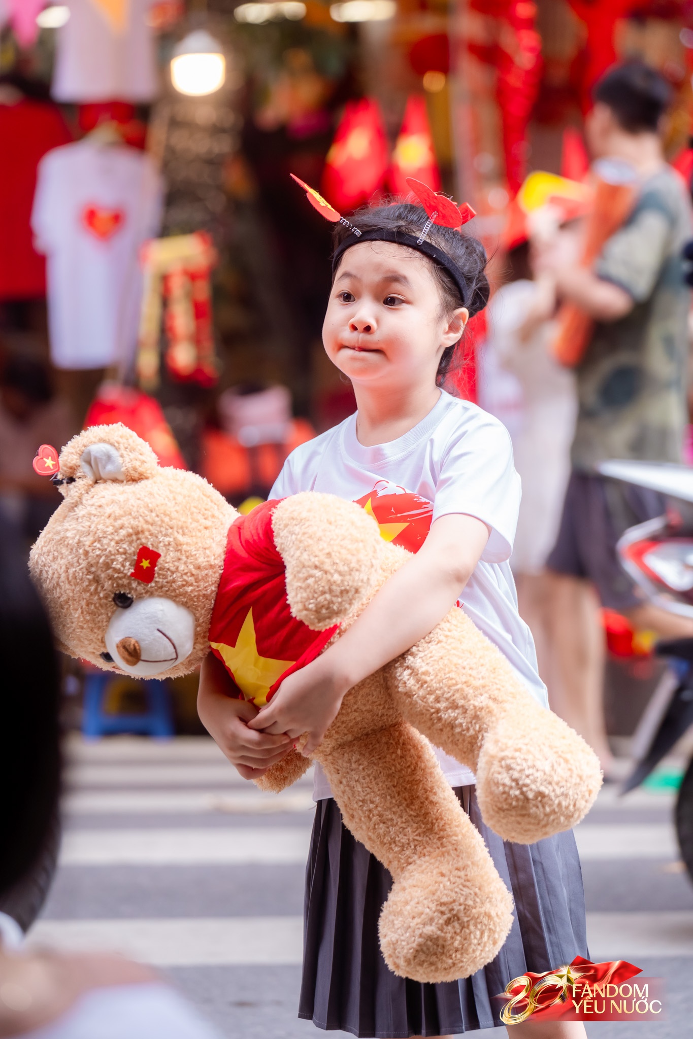 Đếm ngược đến giờ G: Trung tâm Hà Nội rực rỡ sắc cờ, dòng người háo hức giữ chỗ từ sớm để đón xem diễu binh mừng Quốc khánh 2/9- Ảnh 12. Đếm ngược đến giờ G: Trung tâm Hà Nội rực rỡ sắc cờ, dòng người háo hức giữ chỗ từ sớm để đón xem diễu binh mừng Quốc khánh 2/9- Ảnh 12.
