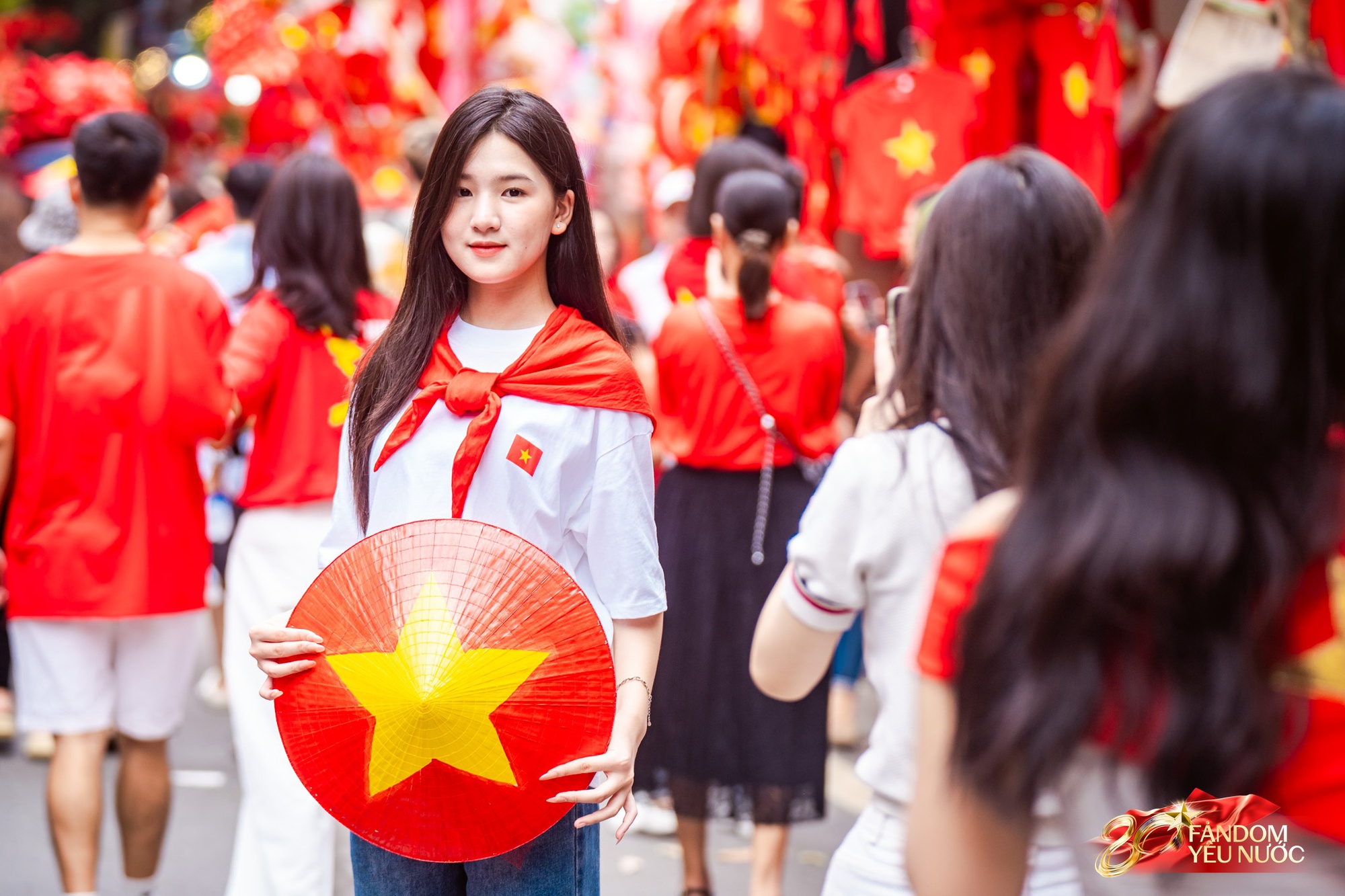 Đếm ngược đến giờ G: Trung tâm Hà Nội rực rỡ sắc cờ, dòng người háo hức giữ chỗ từ sớm để đón xem diễu binh mừng Quốc khánh 2/9- Ảnh 11. Đếm ngược đến giờ G: Trung tâm Hà Nội rực rỡ sắc cờ, dòng người háo hức giữ chỗ từ sớm để đón xem diễu binh mừng Quốc khánh 2/9- Ảnh 11.