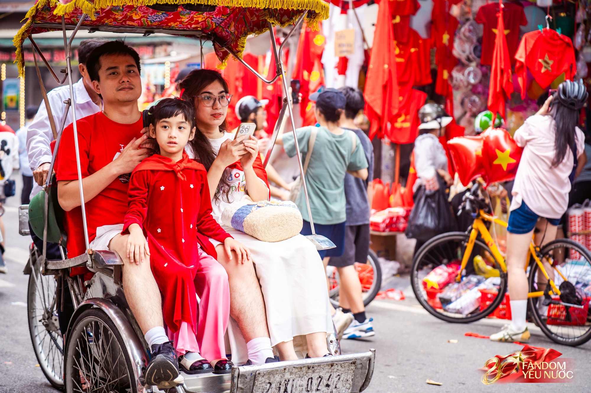 Đếm ngược đến giờ G: Trung tâm Hà Nội rực rỡ sắc cờ, dòng người háo hức giữ chỗ từ sớm để đón xem diễu binh mừng Quốc khánh 2/9- Ảnh 5. Đếm ngược đến giờ G: Trung tâm Hà Nội rực rỡ sắc cờ, dòng người háo hức giữ chỗ từ sớm để đón xem diễu binh mừng Quốc khánh 2/9- Ảnh 5.