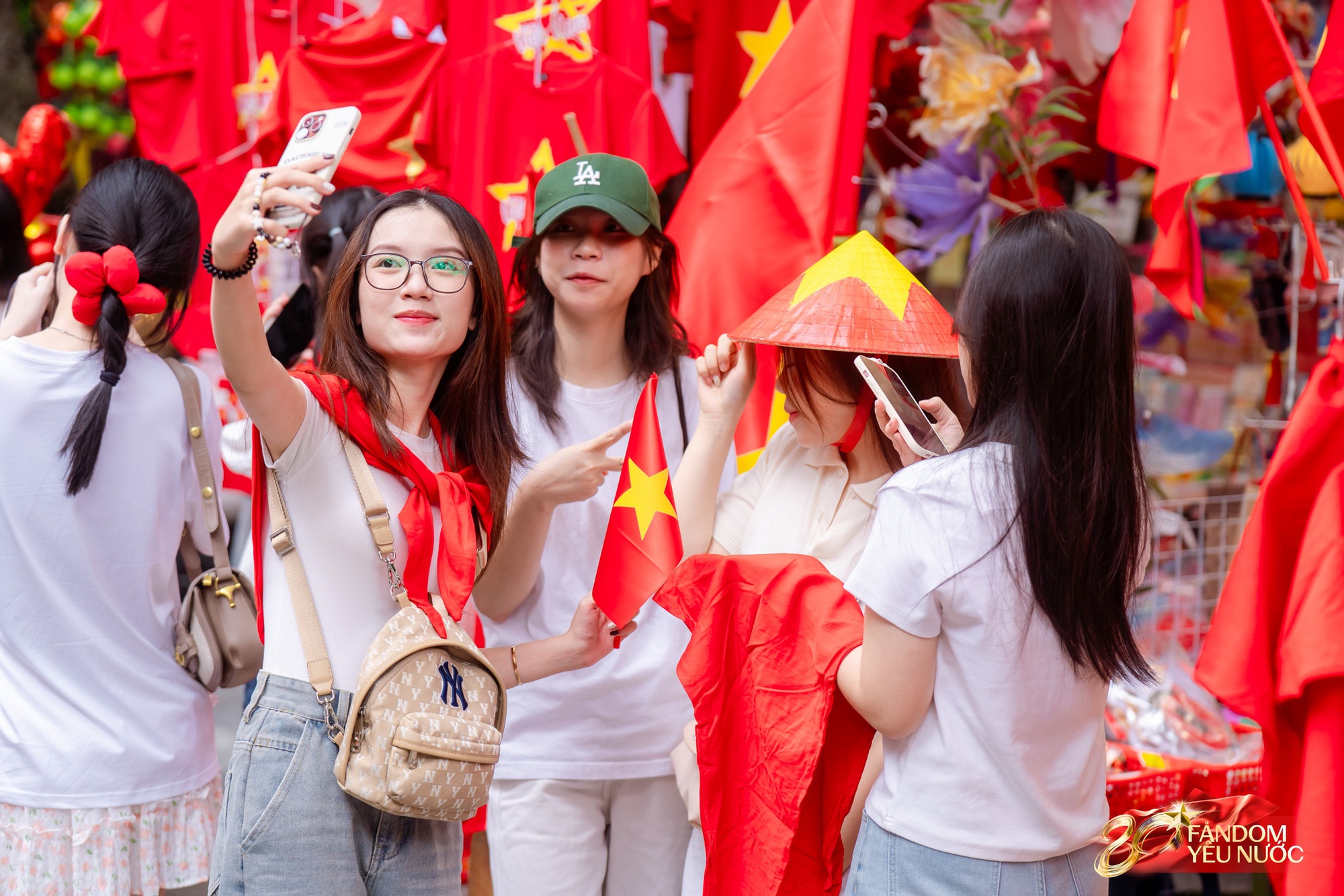 Đếm ngược đến giờ G: Trung tâm Hà Nội rực rỡ sắc cờ, dòng người háo hức giữ chỗ từ sớm để đón xem diễu binh mừng Quốc khánh 2/9- Ảnh 4. Đếm ngược đến giờ G: Trung tâm Hà Nội rực rỡ sắc cờ, dòng người háo hức giữ chỗ từ sớm để đón xem diễu binh mừng Quốc khánh 2/9- Ảnh 4.