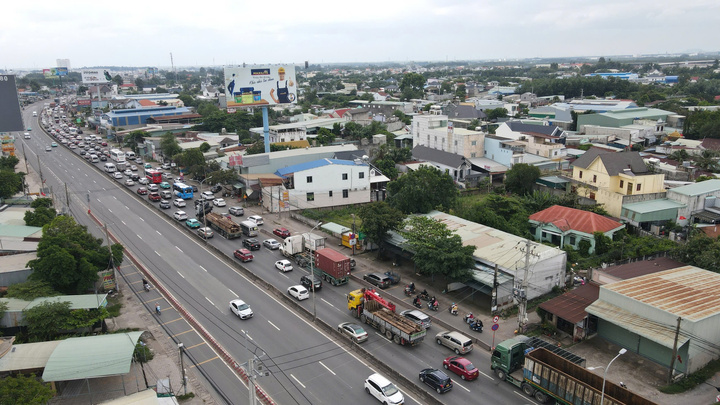 Người dân tranh thủ về sớm, đường vào TP.HCM kẹt cứng từ chiều 1/9- Ảnh 2.