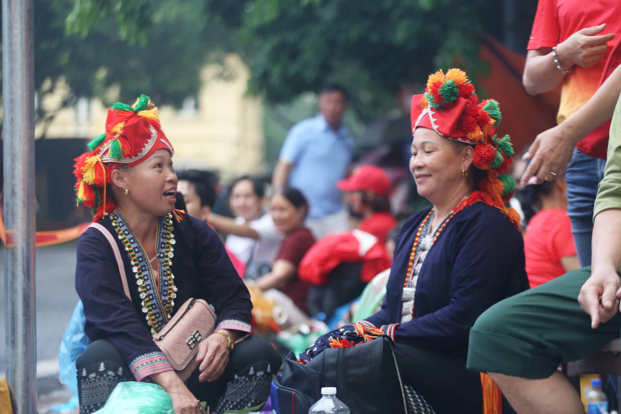 Gia đình người dân tộc Dao Đỏ từ Lào Cai về Thủ đô xem diễu binh, xúc động khi được "tiếp tế"- Ảnh 2. Gia đình người dân tộc Dao Đỏ từ Lào Cai về Thủ đô xem diễu binh, xúc động khi được "tiếp tế"- Ảnh 2.