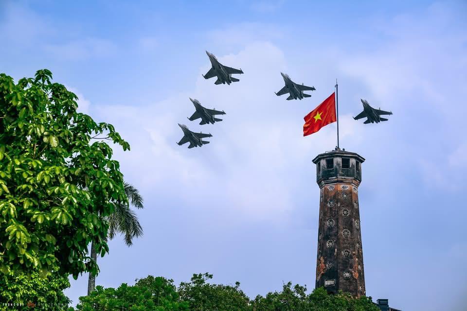 Những ngày tháng 9 rực rỡ sắc đỏ: Khi tình yêu nước thắp sáng từng góc phố- Ảnh 1. Những ngày tháng 9 rực rỡ sắc đỏ: Khi tình yêu nước thắp sáng từng góc phố- Ảnh 1.