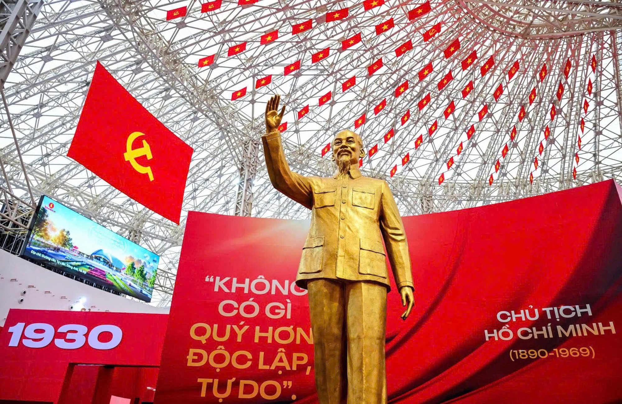 Những ngày tháng 9 rực rỡ sắc đỏ: Khi tình yêu nước thắp sáng từng góc phố- Ảnh 9. Những ngày tháng 9 rực rỡ sắc đỏ: Khi tình yêu nước thắp sáng từng góc phố- Ảnh 9.