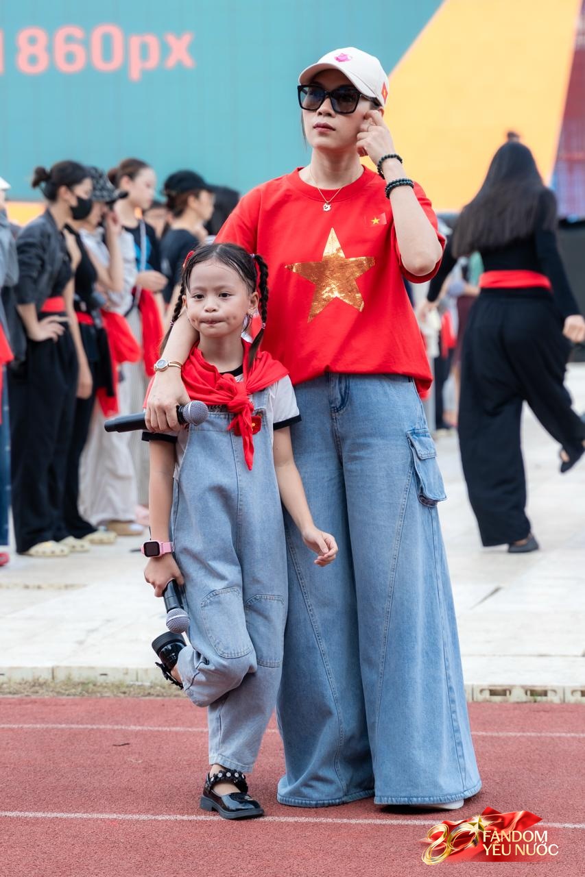 Mỹ Tâm cực trẻ khi đứng cạnh Mỹ Chi kém 20 tuổi, đến ngày chính lễ 2/9 kiểu gì cũng có khoảnh khắc gây sốt!- Ảnh 5.