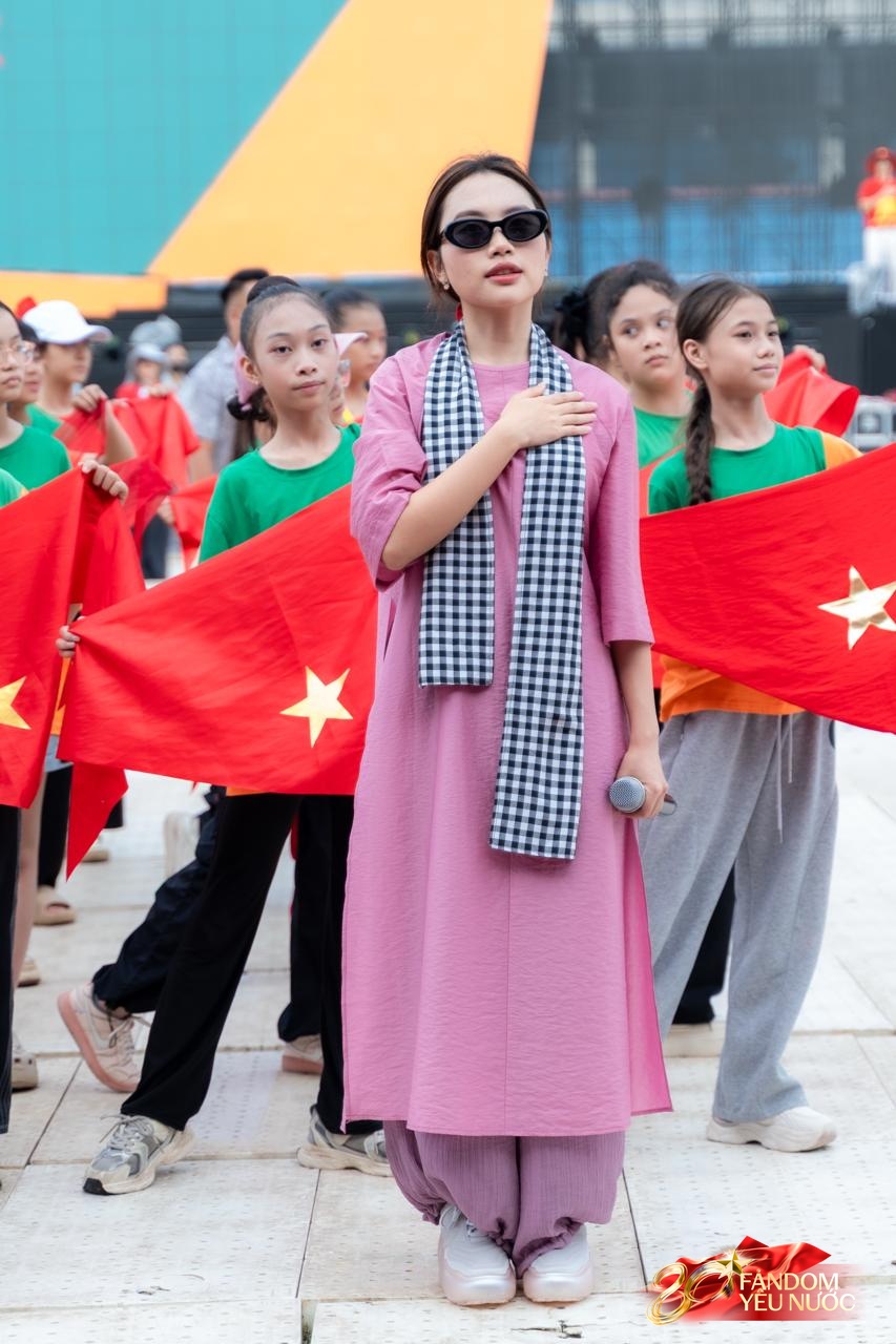 Mỹ Tâm cực trẻ khi đứng cạnh Mỹ Chi kém 20 tuổi, đến ngày chính lễ 2/9 kiểu gì cũng có khoảnh khắc gây sốt!- Ảnh 6.
