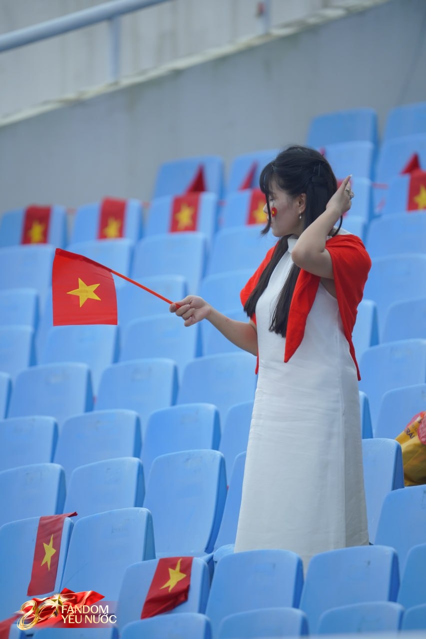 Ngay lúc này tại Mỹ Đình: Trời Hà Nội kịp tạnh mưa để nhân dân “quẩy” concert quốc gia, phủ đỏ cả khán đài đẹp quá Việt Nam ơi!- Ảnh 2. Ngay lúc này tại Mỹ Đình: Trời Hà Nội kịp tạnh mưa để nhân dân “quẩy” concert quốc gia, phủ đỏ cả khán đài đẹp quá Việt Nam ơi!- Ảnh 2.