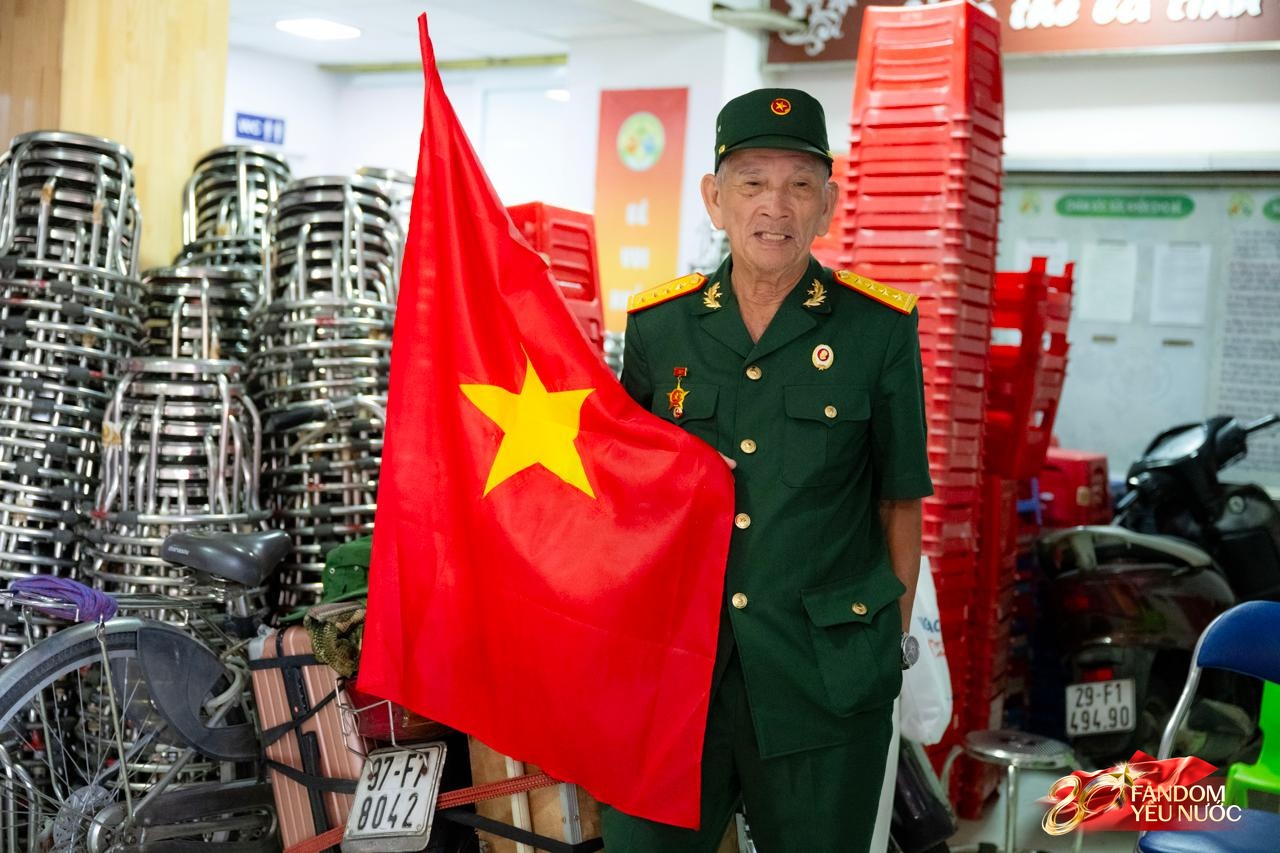 Cựu chiến binh U80 "trốn vợ", lái xe máy 300km ra Hà Nội xem diễu binh: "Nhân lúc vợ đi chợ, tôi chất đồ lên xe và... lên đường"- Ảnh 2.