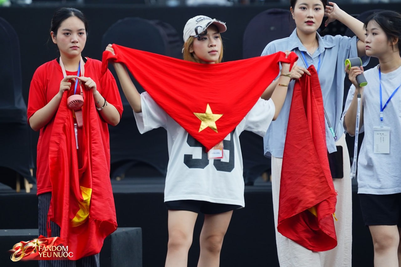 Ngay lúc này tại Mỹ Đình: Trời Hà Nội kịp tạnh mưa để nhân dân “quẩy” concert quốc gia, phủ đỏ cả khán đài đẹp quá Việt Nam ơi!- Ảnh 4. Ngay lúc này tại Mỹ Đình: Trời Hà Nội kịp tạnh mưa để nhân dân “quẩy” concert quốc gia, phủ đỏ cả khán đài đẹp quá Việt Nam ơi!- Ảnh 4.