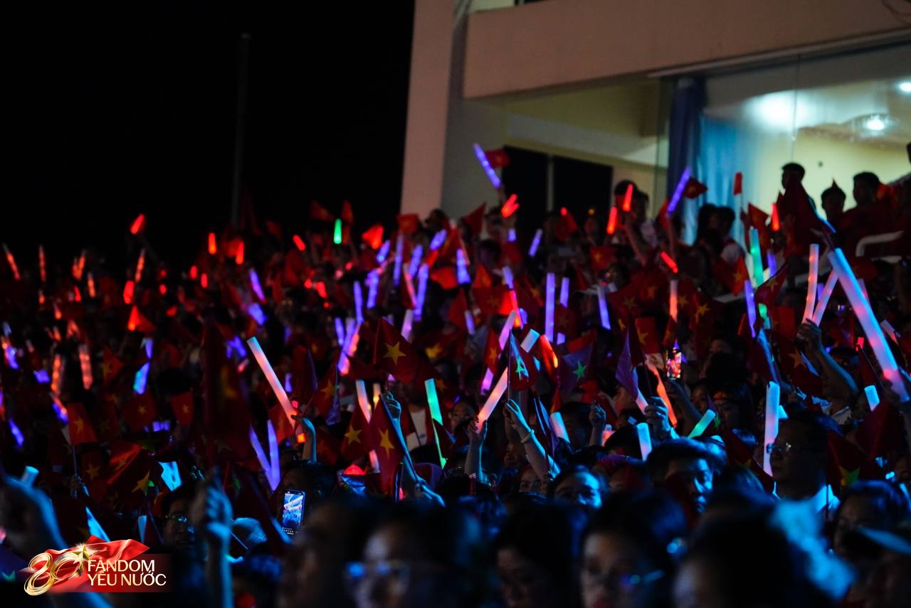 Ngay lúc này tại Mỹ Đình: Trời Hà Nội kịp tạnh mưa để nhân dân “quẩy” concert quốc gia, phủ đỏ cả khán đài đẹp quá Việt Nam ơi!- Ảnh 10. Ngay lúc này tại Mỹ Đình: Trời Hà Nội kịp tạnh mưa để nhân dân “quẩy” concert quốc gia, phủ đỏ cả khán đài đẹp quá Việt Nam ơi!- Ảnh 10.