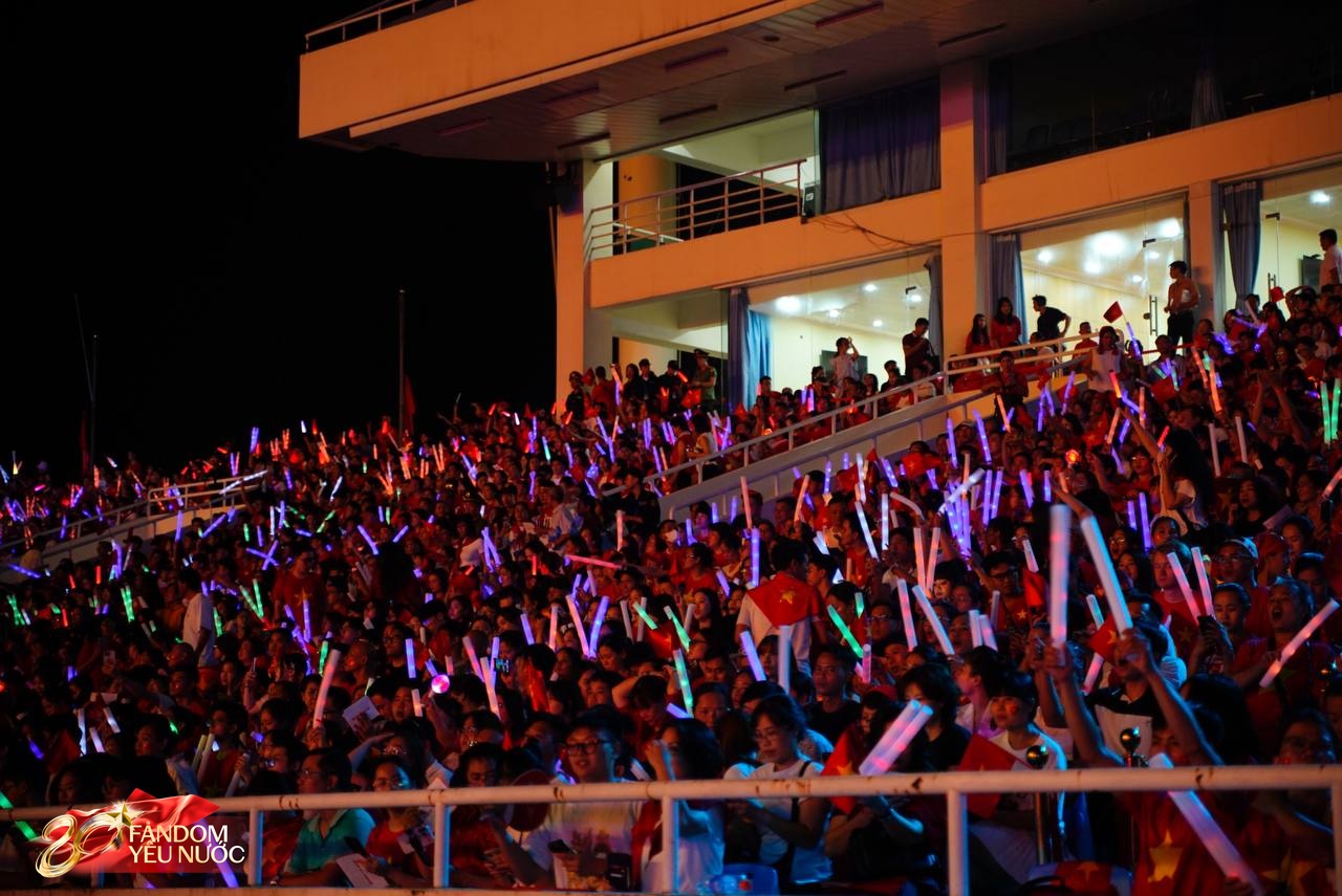 Ngay lúc này tại Mỹ Đình: Trời Hà Nội kịp tạnh mưa để nhân dân “quẩy” concert quốc gia, phủ đỏ cả khán đài đẹp quá Việt Nam ơi!- Ảnh 9. Ngay lúc này tại Mỹ Đình: Trời Hà Nội kịp tạnh mưa để nhân dân “quẩy” concert quốc gia, phủ đỏ cả khán đài đẹp quá Việt Nam ơi!- Ảnh 9.