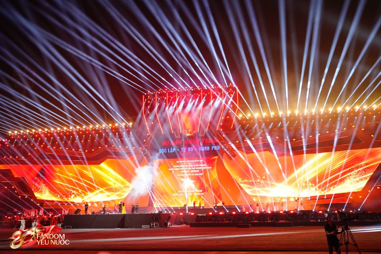 Ngay lúc này tại Mỹ Đình: Trời Hà Nội kịp tạnh mưa để nhân dân “quẩy” concert quốc gia, phủ đỏ cả khán đài đẹp quá Việt Nam ơi!- Ảnh 7. Ngay lúc này tại Mỹ Đình: Trời Hà Nội kịp tạnh mưa để nhân dân “quẩy” concert quốc gia, phủ đỏ cả khán đài đẹp quá Việt Nam ơi!- Ảnh 7.
