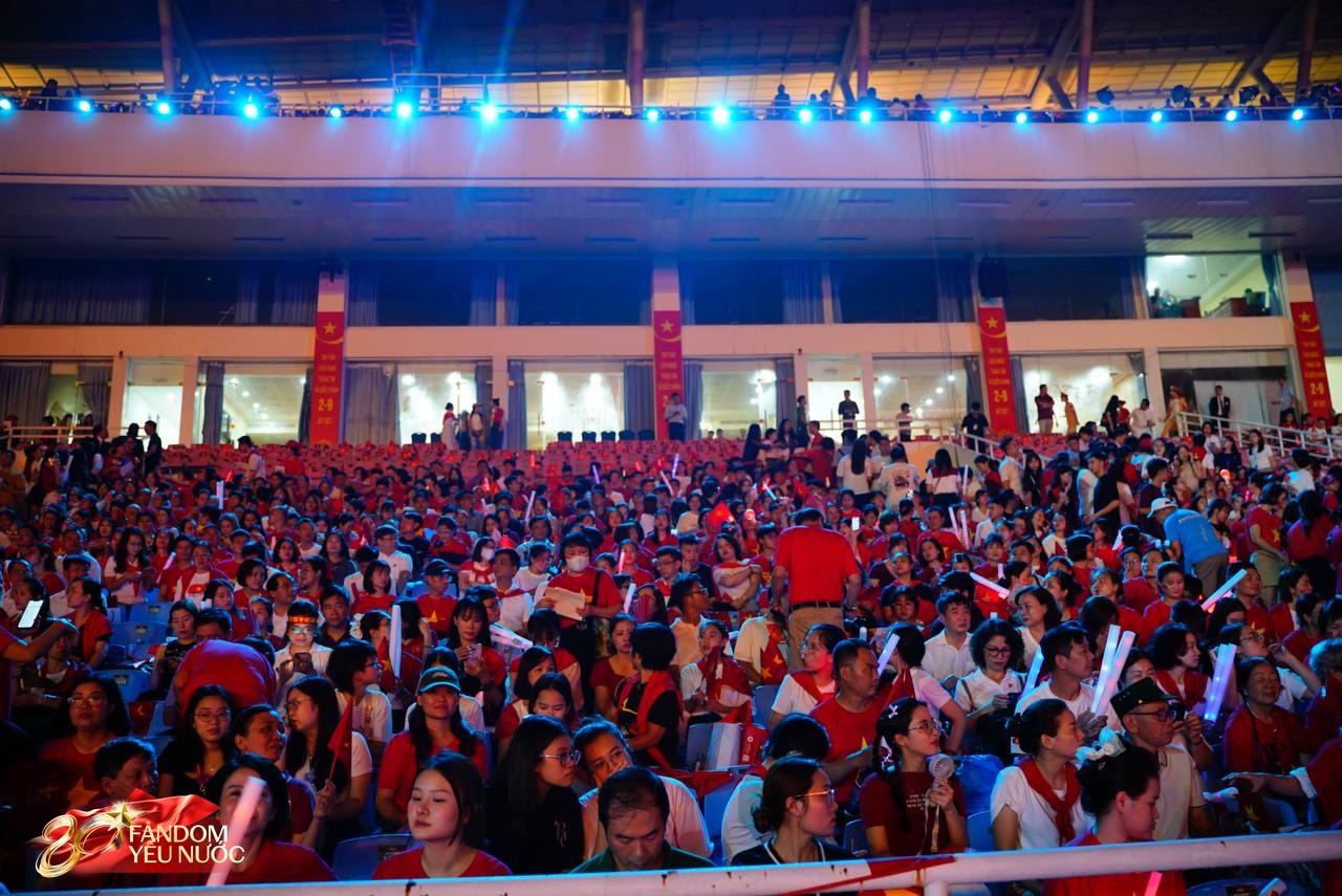 Ngay lúc này tại Mỹ Đình: Trời Hà Nội kịp tạnh mưa để nhân dân “quẩy” concert quốc gia, phủ đỏ cả khán đài đẹp quá Việt Nam ơi!- Ảnh 8. Ngay lúc này tại Mỹ Đình: Trời Hà Nội kịp tạnh mưa để nhân dân “quẩy” concert quốc gia, phủ đỏ cả khán đài đẹp quá Việt Nam ơi!- Ảnh 8.