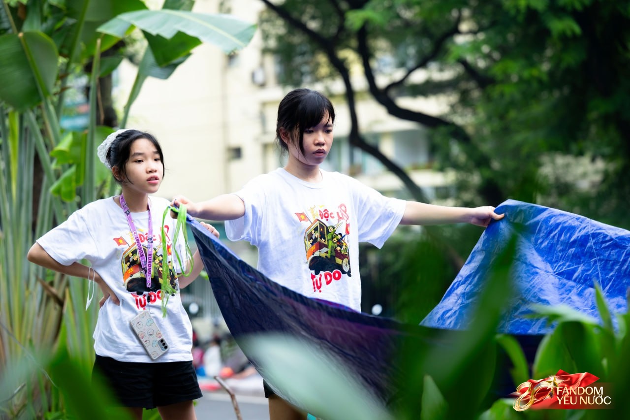 Đếm ngược đến giờ G: Trung tâm Hà Nội rực rỡ sắc cờ, dòng người háo hức giữ chỗ từ sớm để đón xem diễu binh mừng Quốc khánh 2/9- Ảnh 18. Đếm ngược đến giờ G: Trung tâm Hà Nội rực rỡ sắc cờ, dòng người háo hức giữ chỗ từ sớm để đón xem diễu binh mừng Quốc khánh 2/9- Ảnh 18.