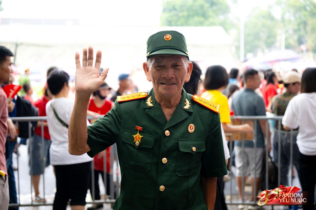 Cựu chiến binh U80 "trốn vợ", lái xe máy 300km ra Hà Nội xem diễu binh: "Nhân lúc vợ đi chợ, tôi chất đồ lên xe và... lên đường"- Ảnh 11.