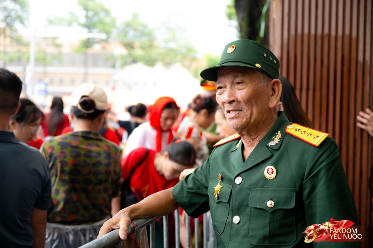 Cựu chiến binh U80 "trốn vợ", lái xe máy 300km ra Hà Nội xem diễu binh: "Nhân lúc vợ đi chợ, tôi chất đồ lên xe và... lên đường"- Ảnh 1.