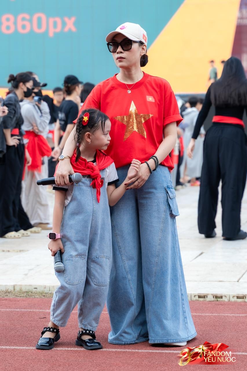 Mỹ Tâm cực trẻ khi đứng cạnh Mỹ Chi kém 20 tuổi, đến ngày chính lễ 2/9 kiểu gì cũng có khoảnh khắc gây sốt!- Ảnh 3.