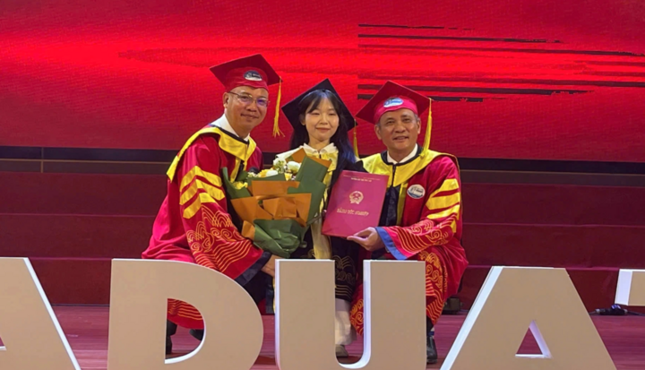 Nữ sinh tí hon, mồ côi cha mẹ vượt số phận tốt nghiệp loại giỏi trường Thuỷ lợi- Ảnh 1. Nữ sinh tí hon, mồ côi cha mẹ vượt số phận tốt nghiệp loại giỏi trường Thuỷ lợi- Ảnh 1.