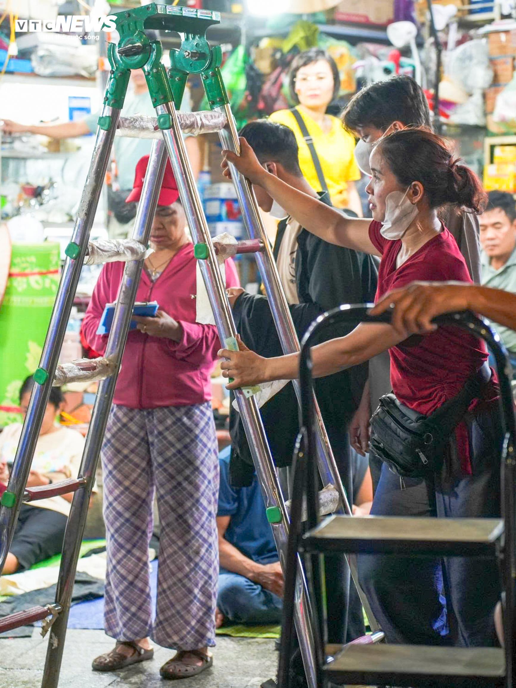 Không ngại giá 'chát', người dân đổ xô thuê thang xem diễu binh A80- Ảnh 2.