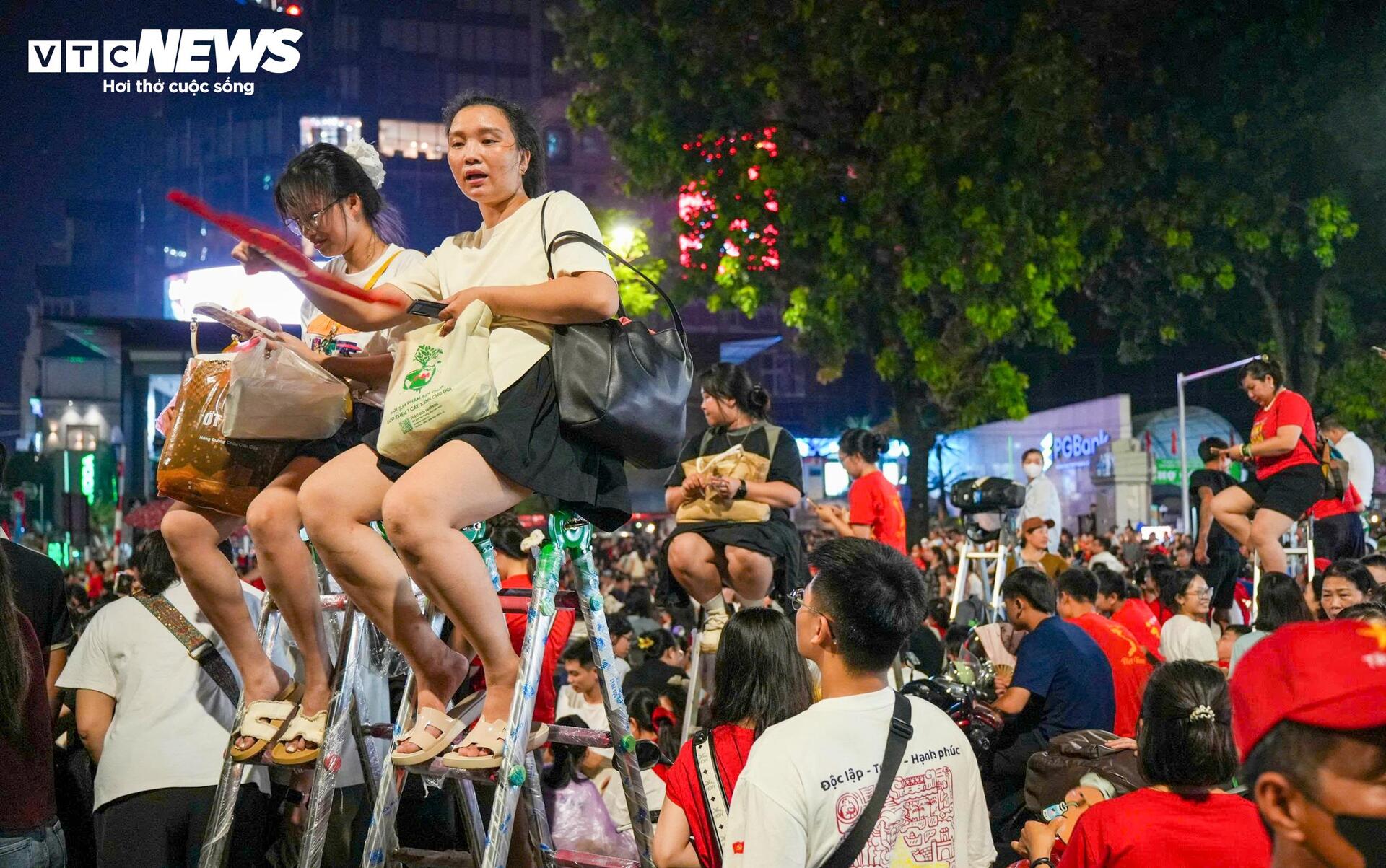 Không ngại giá 'chát', người dân đổ xô thuê thang xem diễu binh A80- Ảnh 4.