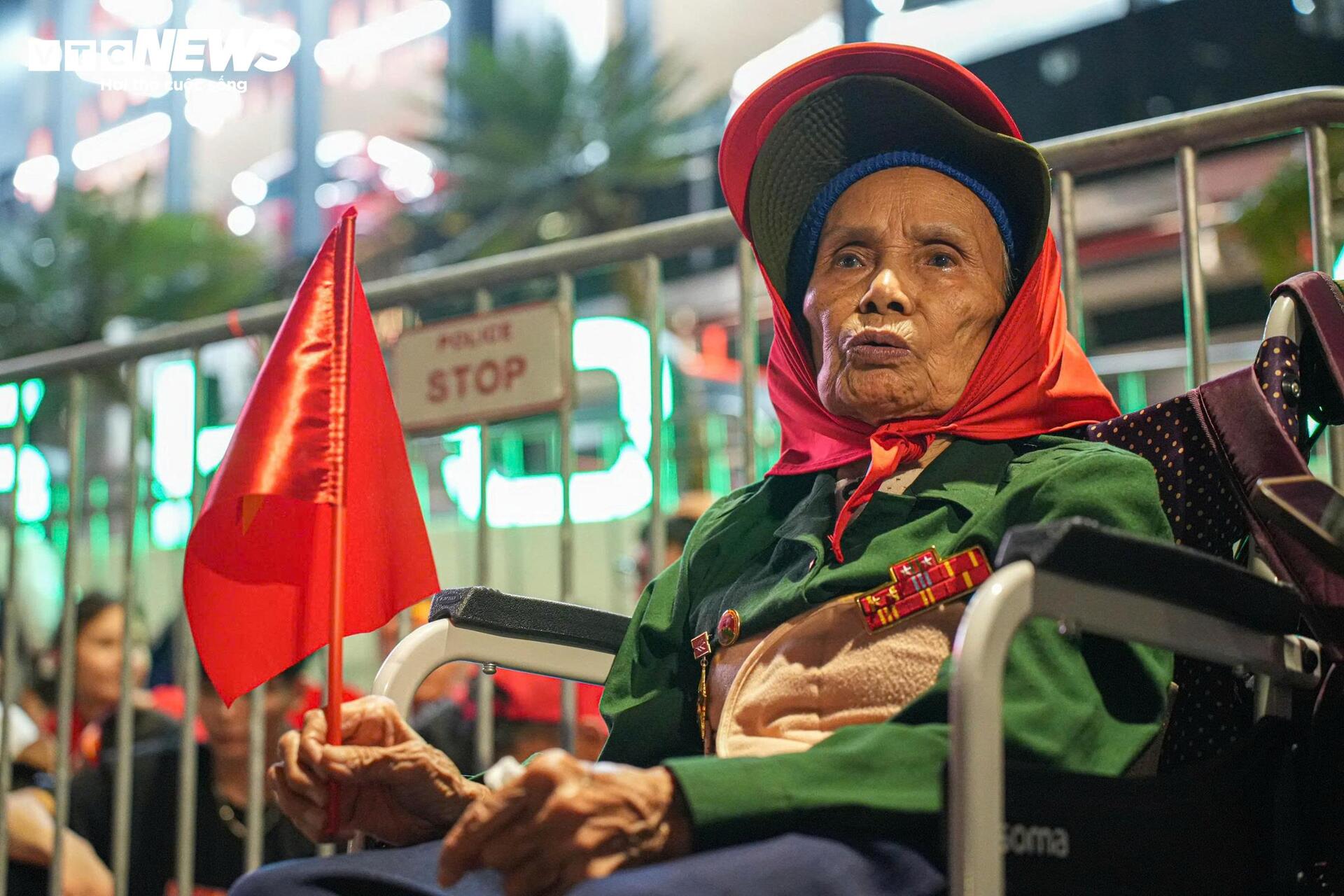 Không ngại giá 'chát', người dân đổ xô thuê thang xem diễu binh A80- Ảnh 5.