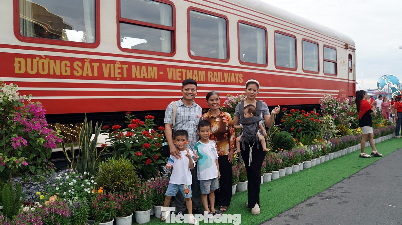 Du khách thích thú trải nghiệm tàu 5 sao Hà Nội - Hải Phòng- Ảnh 15.