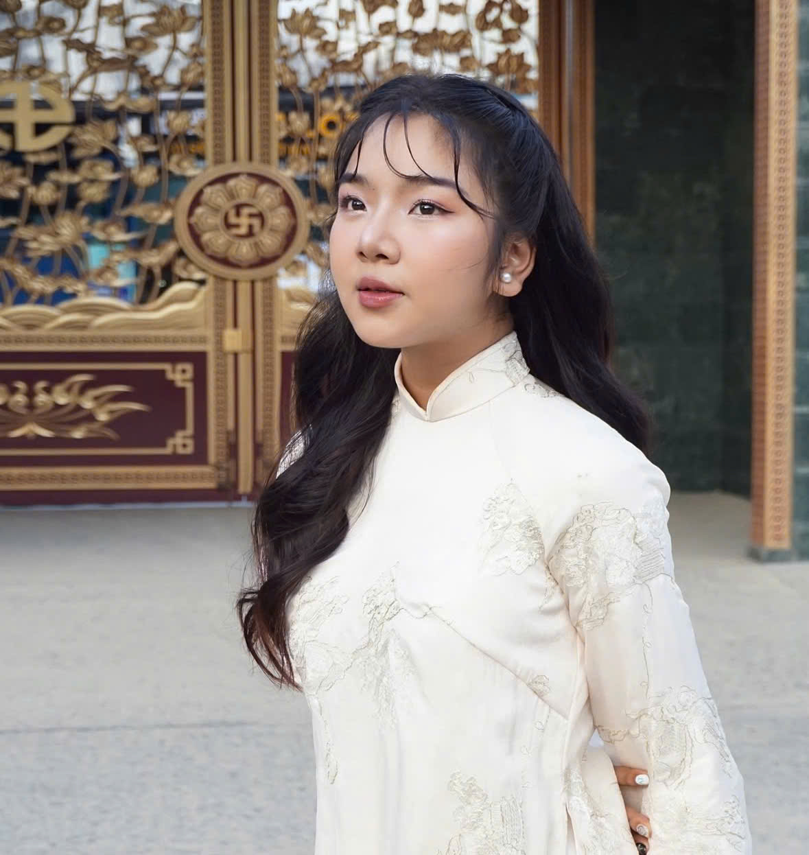 Út Thư - cô gái TP.HCM đi diễu binh 2/9 được bố mẹ in hình treo khắp quán cà phê: Profile đỉnh nóc phía sau- Ảnh 9.
