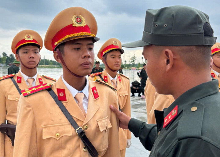 Nam chiến sĩ Công an nén nỗi đau mất mẹ, quyết hoàn thành nhiệm vụ A80- Ảnh 2. Nam chiến sĩ Công an nén nỗi đau mất mẹ, quyết hoàn thành nhiệm vụ A80- Ảnh 2.