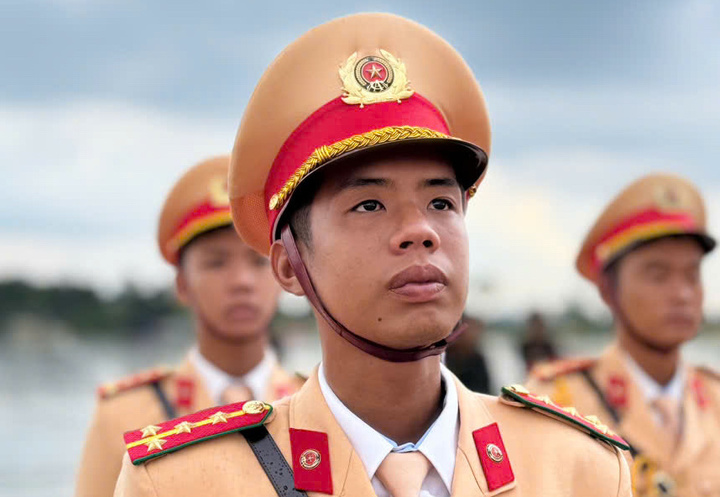 Nam chiến sĩ Công an nén nỗi đau mất mẹ, quyết hoàn thành nhiệm vụ A80- Ảnh 1. Nam chiến sĩ Công an nén nỗi đau mất mẹ, quyết hoàn thành nhiệm vụ A80- Ảnh 1.