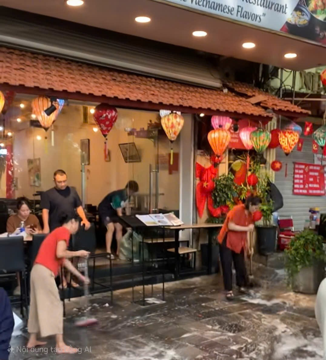 Công an làm việc với nhà hàng đổ nước xà phòng 'đuổi' người xem diễu binh- Ảnh 1.