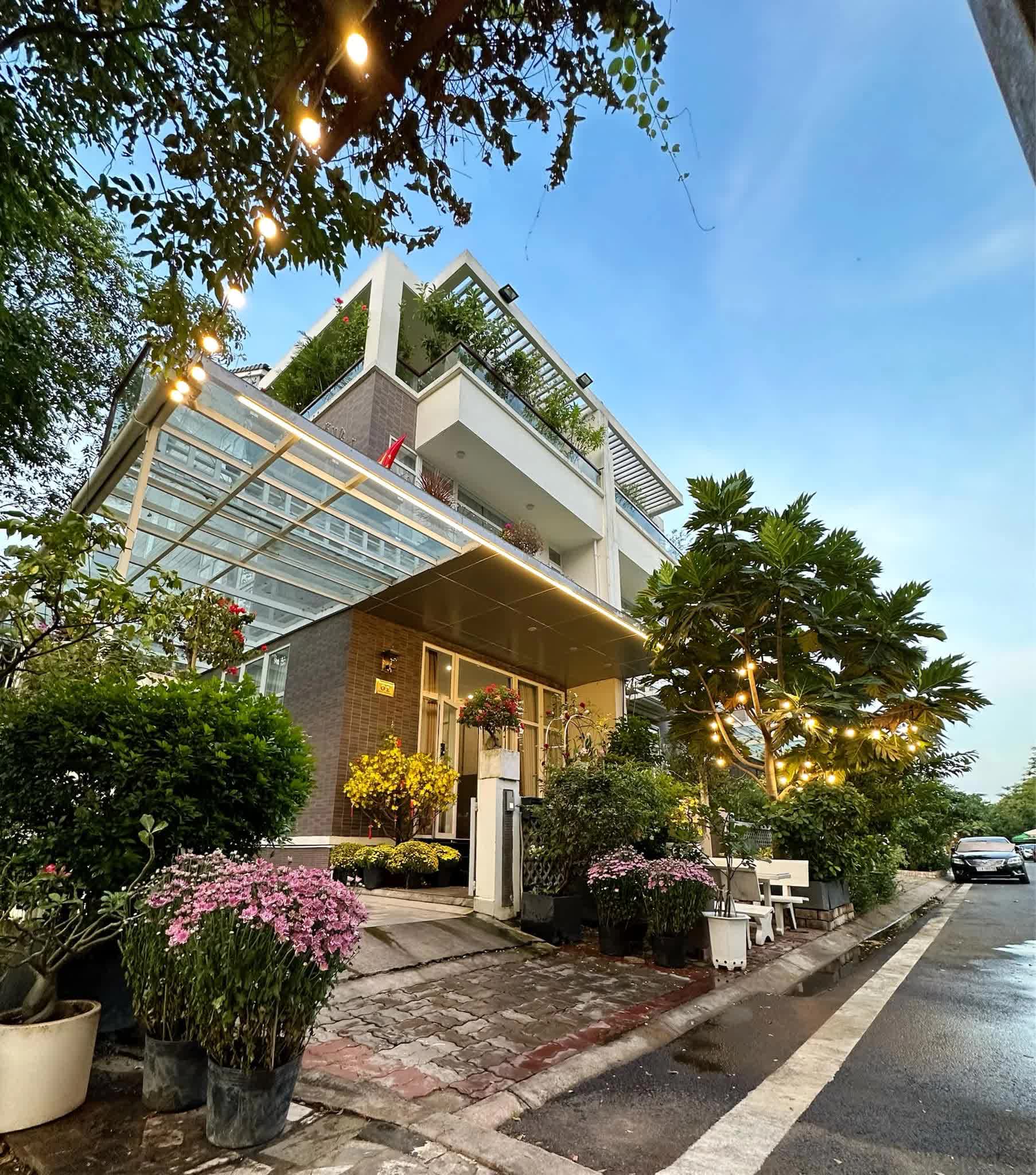 Phó chủ tịch Hội sân khấu được chồng đại gia tặng biệt thự hàng chục tỷ ở TP.HCM, 54 tuổi vẫn gợi cảm- Ảnh 4. Phó chủ tịch Hội sân khấu được chồng đại gia tặng biệt thự hàng chục tỷ ở TP.HCM, 54 tuổi vẫn gợi cảm- Ảnh 4.