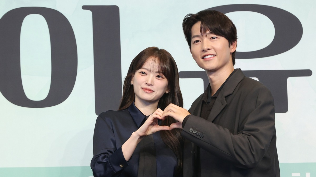 Khán giả lạnh nhạt với phim mới của Song Joong Ki, netizen mỉa mai: Người đàn ông hai lần hôn nhân, giờ đóng phim lãng mạn xem thấy kì- Ảnh 2. Khán giả lạnh nhạt với phim mới của Song Joong Ki, netizen mỉa mai: Người đàn ông hai lần hôn nhân, giờ đóng phim lãng mạn xem thấy kì- Ảnh 2.