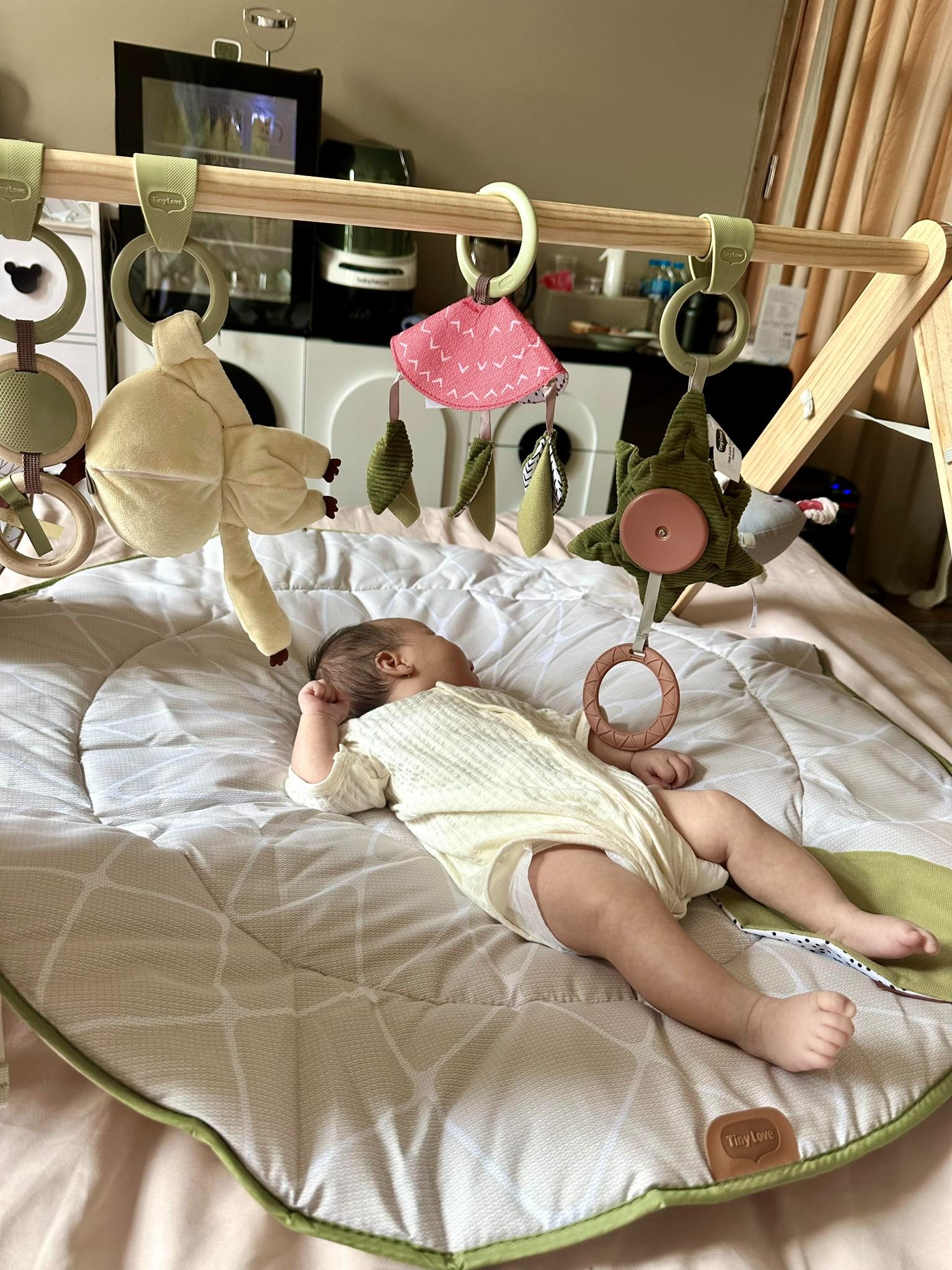 Quỳnh Lương khoe con gái vừa đầy tháng, dân tình nhận xét 