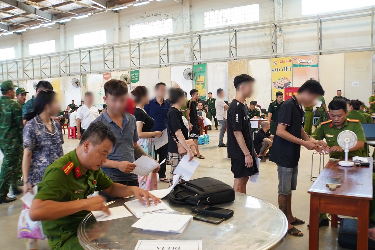 Tiếp nhận thêm 79 "nhân viên chứng khoán", "shipper", tiếp viên karaoke do Campuchia trao trả- Ảnh 2.