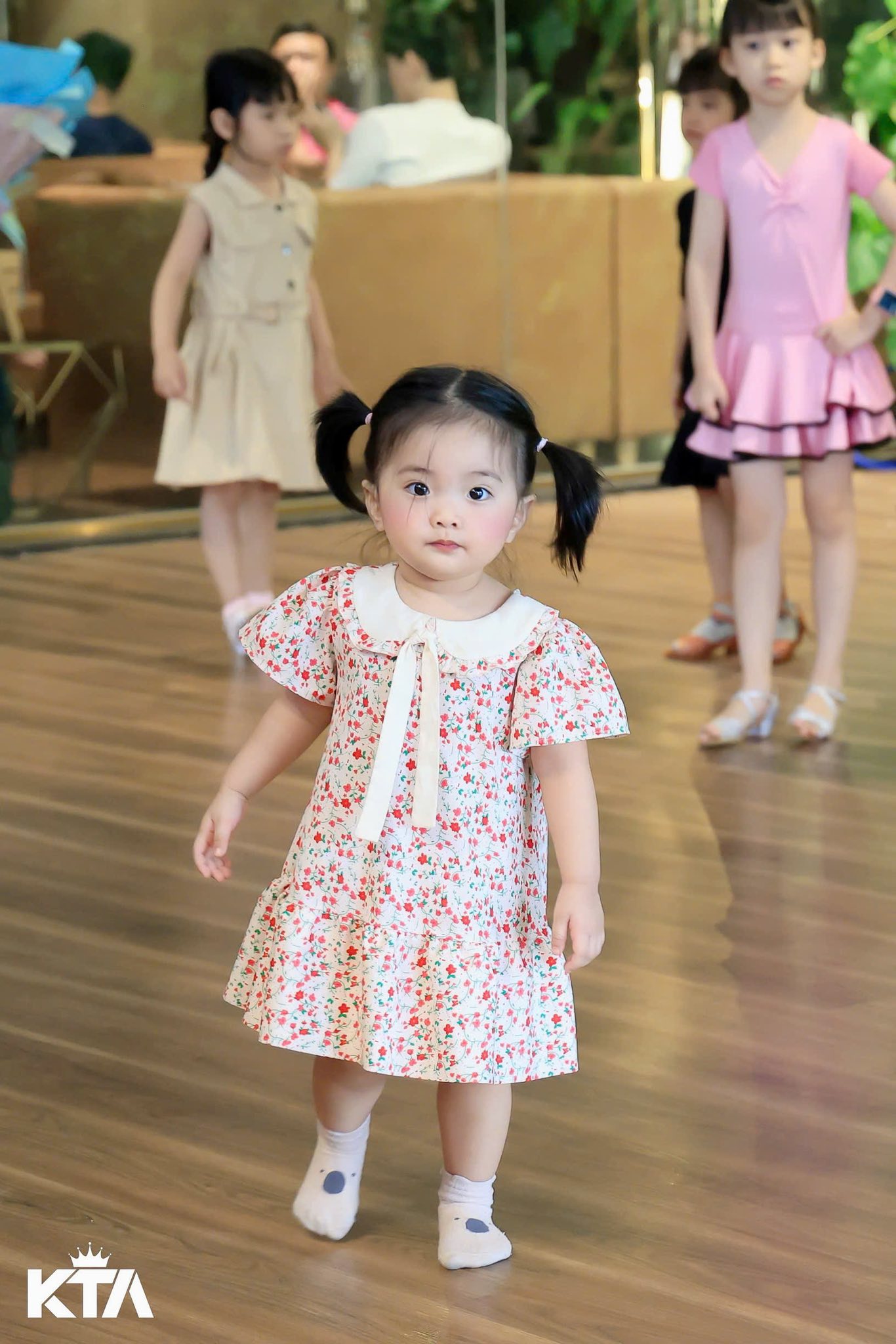 Con gái út của Khánh Thi xinh như búp bê sống, ảnh sinh nhật 2 tuổi gây sốt MXH vì quá đáng yêu!- Ảnh 11.