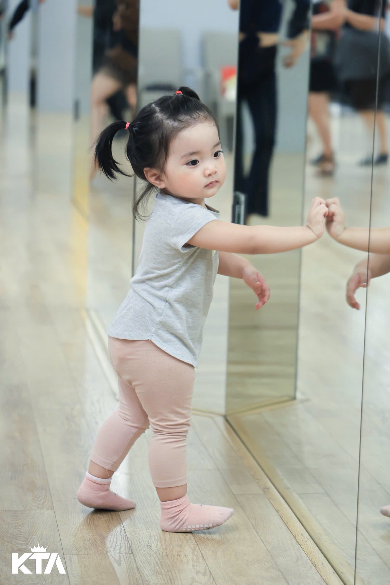 Con gái út của Khánh Thi xinh như búp bê sống, ảnh sinh nhật 2 tuổi gây sốt MXH vì quá đáng yêu!- Ảnh 8.