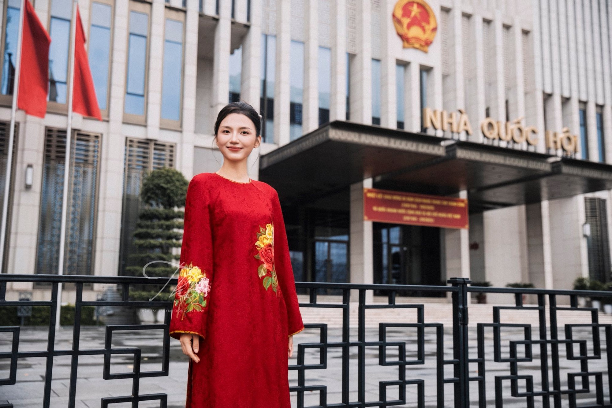 Sau A80, áo dài đỏ tạo cơn sốt khắp MXH, và đây là những mẫu áo đốn tim phái đẹp trong thời gian tới- Ảnh 9.