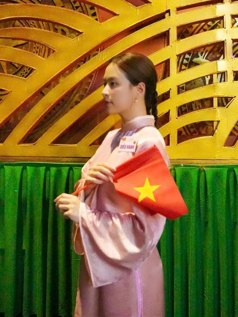 "Bóc giá" những thiết áo dài mà Hoàng Thùy Linh từng diện: Có mẫu áo giá hơn 6 triệu đồng- Ảnh 5.