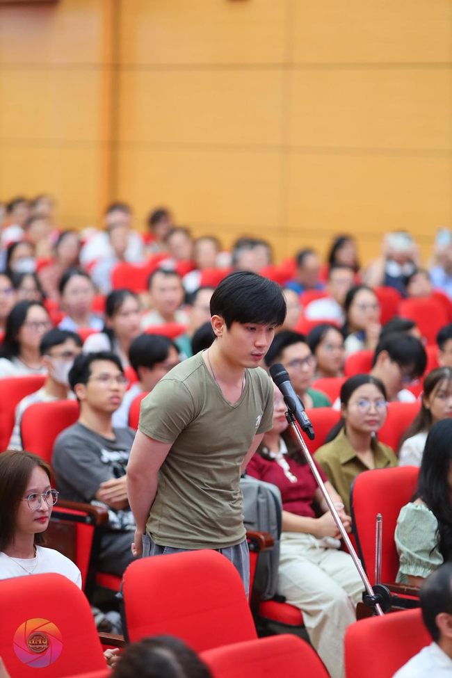 Chỉ xuất hiện vài giây, 2 Bác sĩ nội trú đã khiến cộng đồng mạng xao xuyến: Đã HỌC SIÊU GIỎI còn đẹp trai quá mức như này!- Ảnh 1.