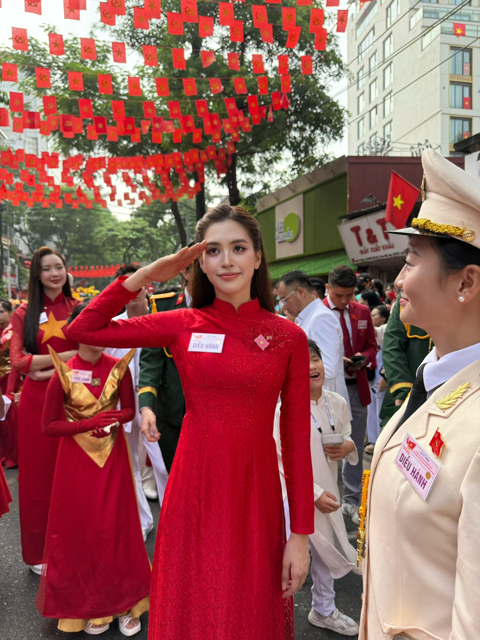 Sau A80, áo dài đỏ tạo cơn sốt khắp MXH, và đây là những mẫu áo đốn tim phái đẹp trong thời gian tới- Ảnh 5.