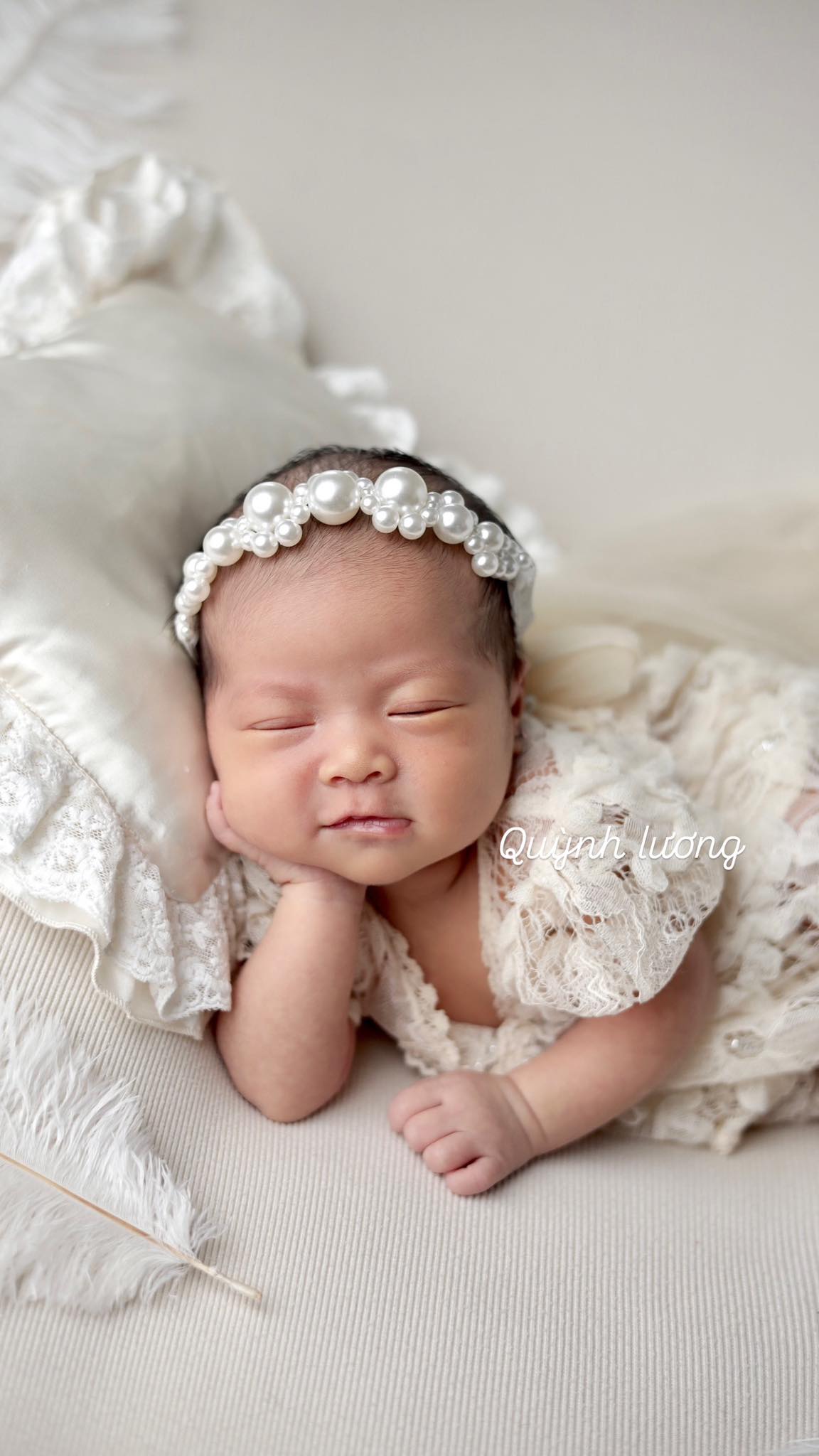 Quỳnh Lương khoe con gái vừa đầy tháng, dân tình nhận xét 