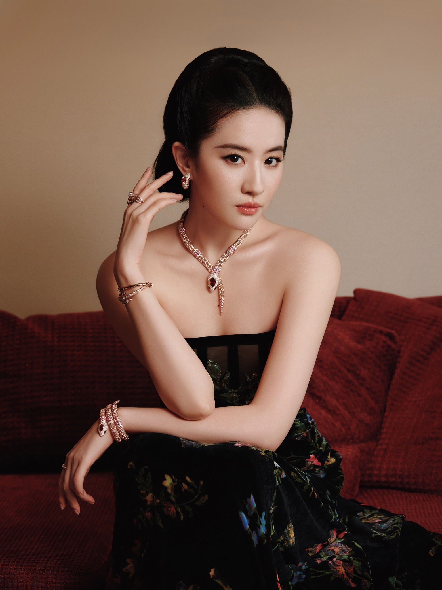 Lưu Diệc Phi đeo cả căn nhà trên cổ, nghi lộ thái độ 