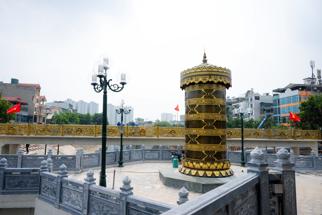Đập dâng sông Tô Lịch dần hoàn thiện, xuất hiện bảo tháp vàng gây chú ý- Ảnh 7.