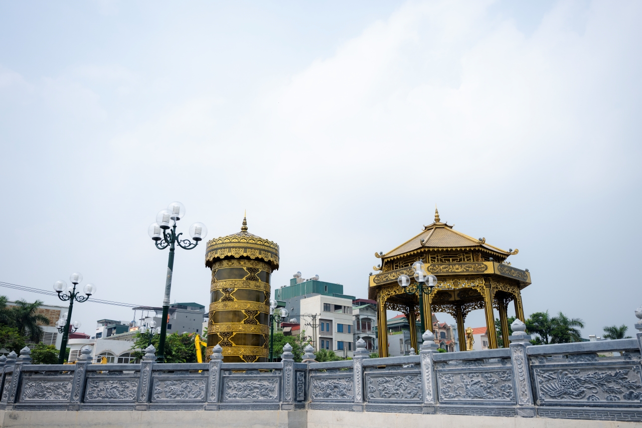 Đập dâng sông Tô Lịch dần hoàn thiện, xuất hiện bảo tháp vàng gây chú ý- Ảnh 3.