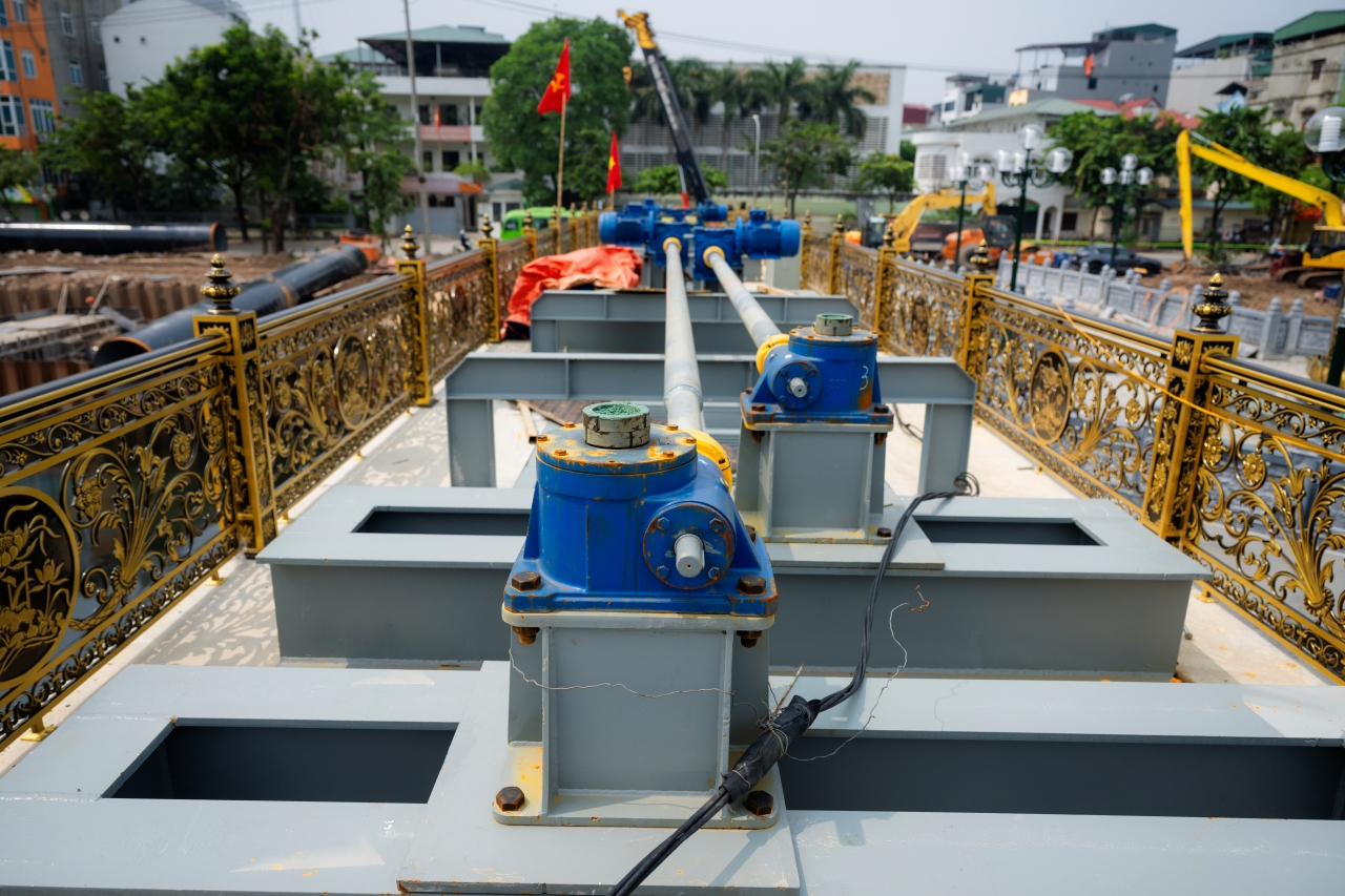 Đập dâng sông Tô Lịch dần hoàn thiện, xuất hiện bảo tháp vàng gây chú ý- Ảnh 13.