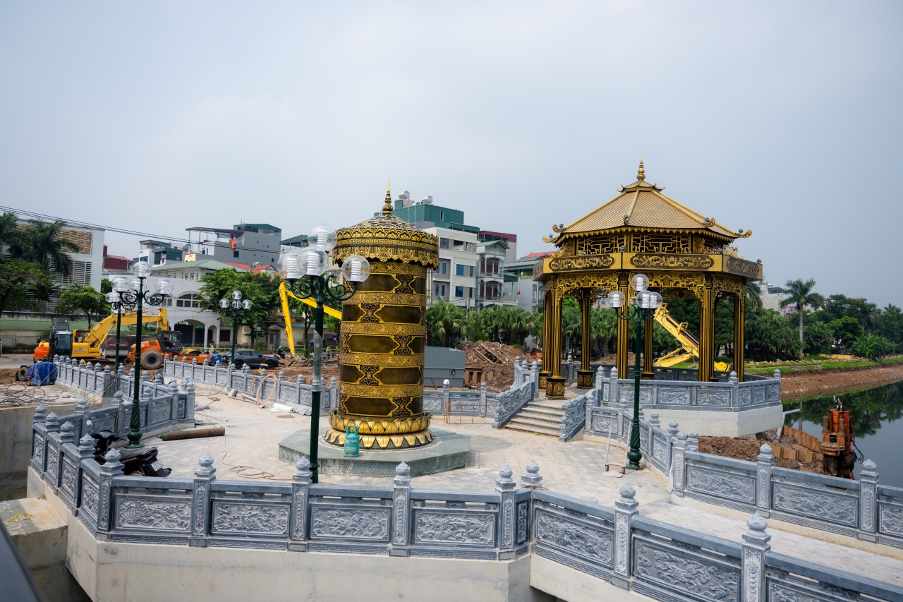 Đập dâng sông Tô Lịch dần hoàn thiện, xuất hiện bảo tháp vàng gây chú ý- Ảnh 1.